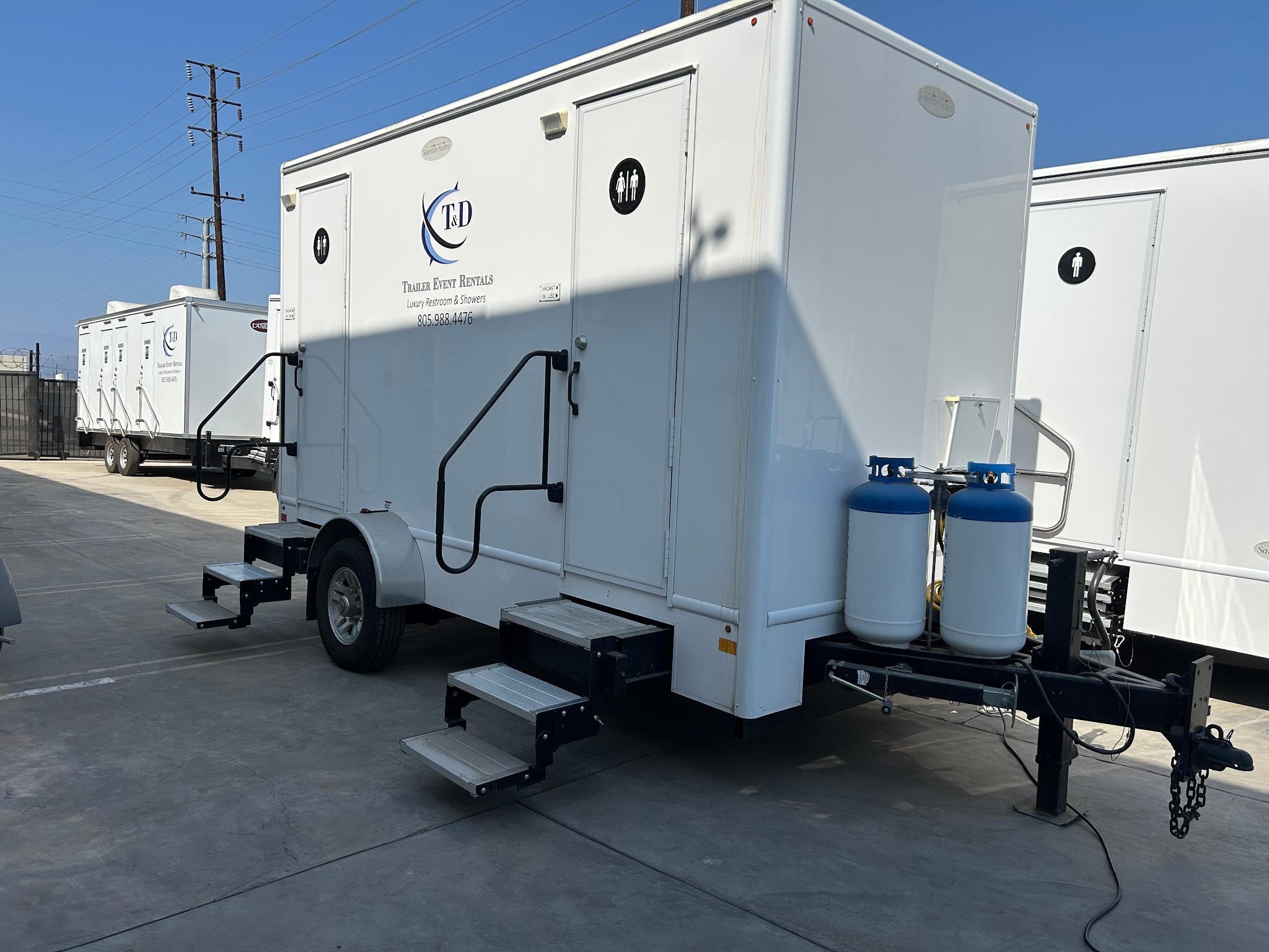 2-stall shower trailer exterior